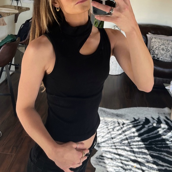 Cutout Ribbed Tank - Picture 3 of 4